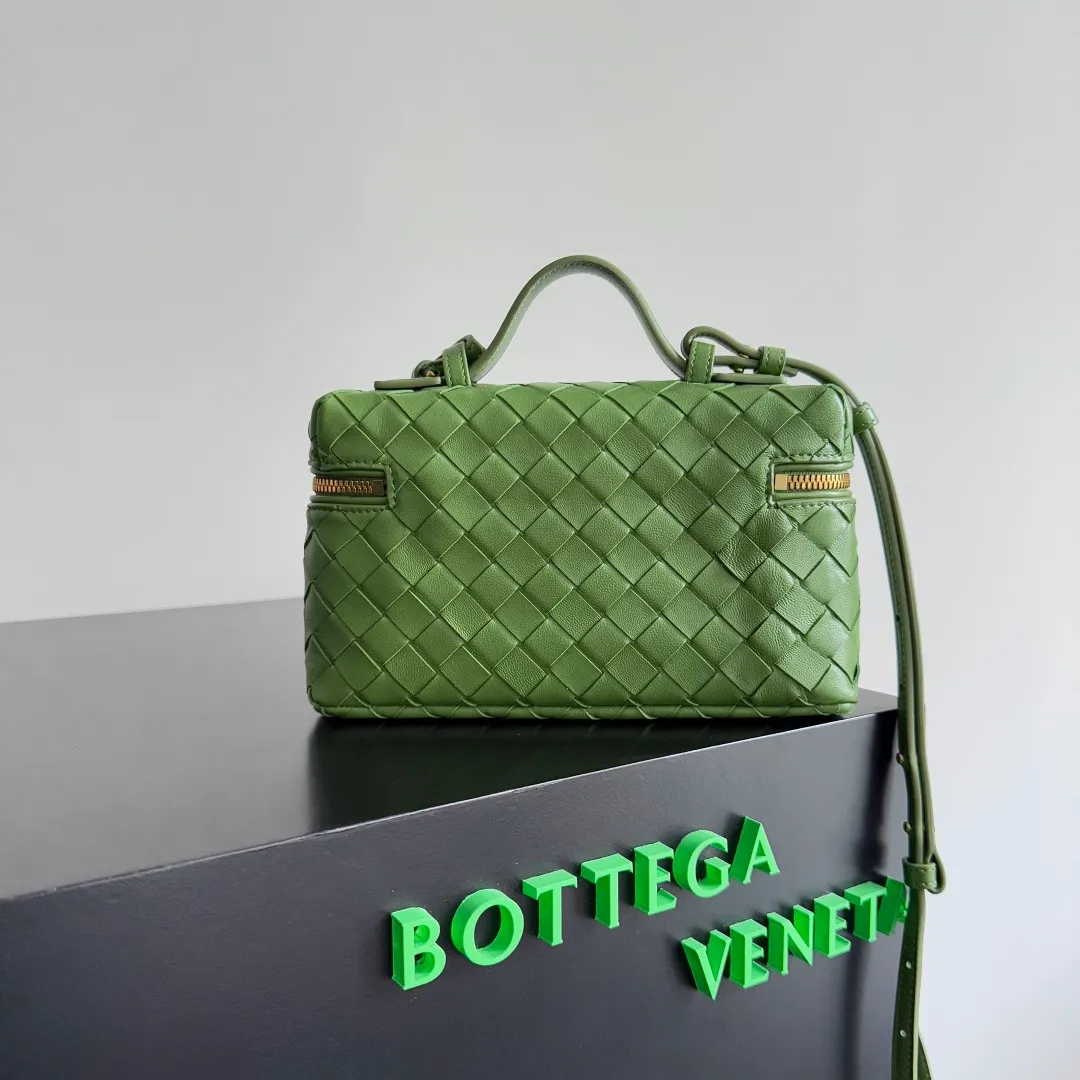 Batch 1360 Bottega Veneta 24 spring and summer woven zipper crossbody bag. A crossbody bag that can be used as a cosmetic bag. The exquisite weaving and compact body are an indispensable accessory for the upcoming summer. The double zipper also better protects the bag. It has a large capacity. If you like it, don’t miss it. Style number: 789109 Size: 22*12.5*5cm